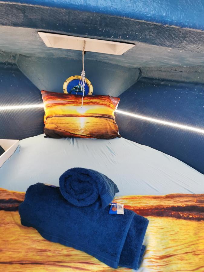 Botel Jolis Voiliers De 6m Pour Expérience Insolite Sur Port Et Port Santa Lucia St Raphael