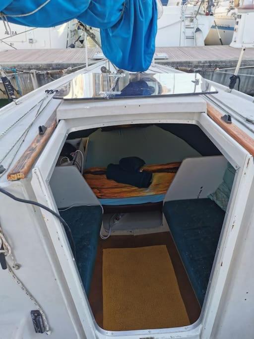 Jolis Voiliers De 6m Pour Expérience Insolite Sur Port Et Port Santa Lucia St Raphael Botel