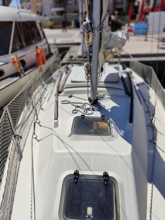 Jolis Voiliers De 6m Pour Expérience Insolite Sur Port Et Port Santa Lucia St Raphael Botel
