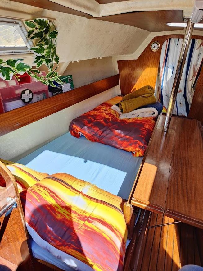 Botel Jolis Voiliers De 6m Pour Expérience Insolite Sur Port Et Port Santa Lucia St Raphael