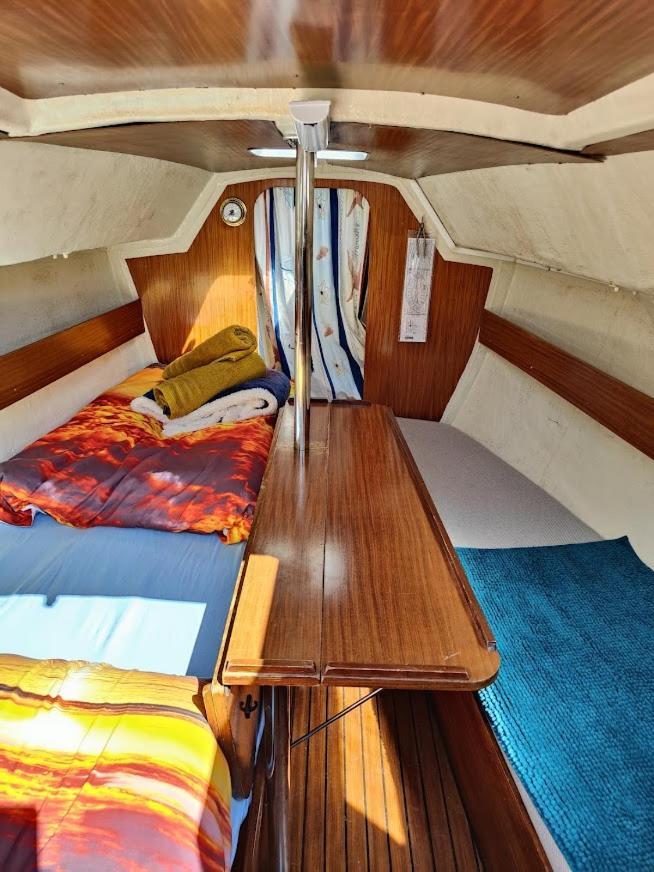 Jolis Voiliers De 6m Pour Expérience Insolite Sur Port Et Port Santa Lucia St Raphael Botel *
