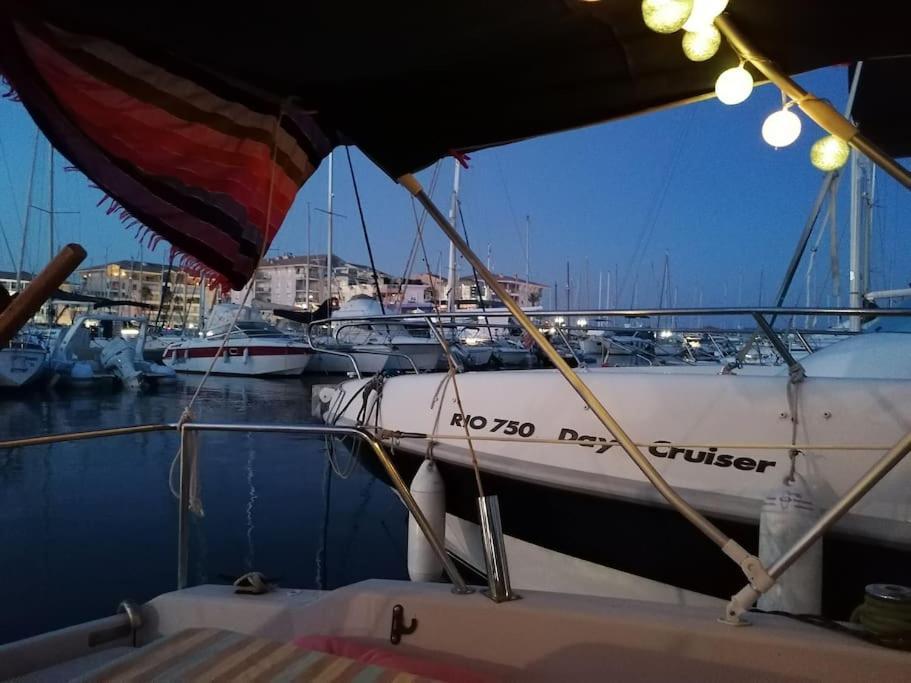 Jolis Voiliers De 6m Pour Expérience Insolite Sur Port Et Port Santa Lucia St Raphael Botel *