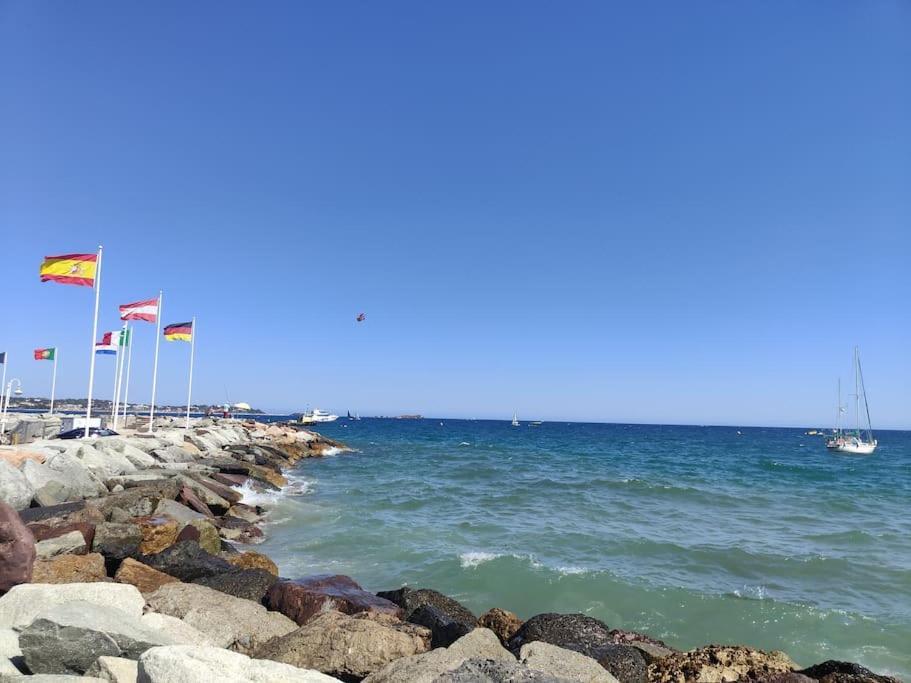 Botel Jolis Voiliers De 6m Pour Expérience Insolite Sur Port Et Port Santa Lucia St Raphael