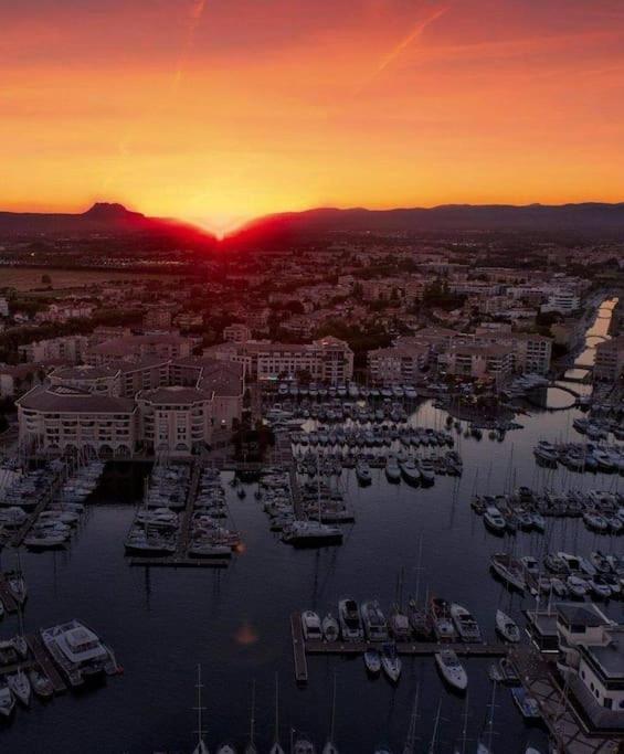 Botel Jolis Voiliers De 6m Pour Expérience Insolite Sur Port Et Port Santa Lucia St Raphael Fréjus