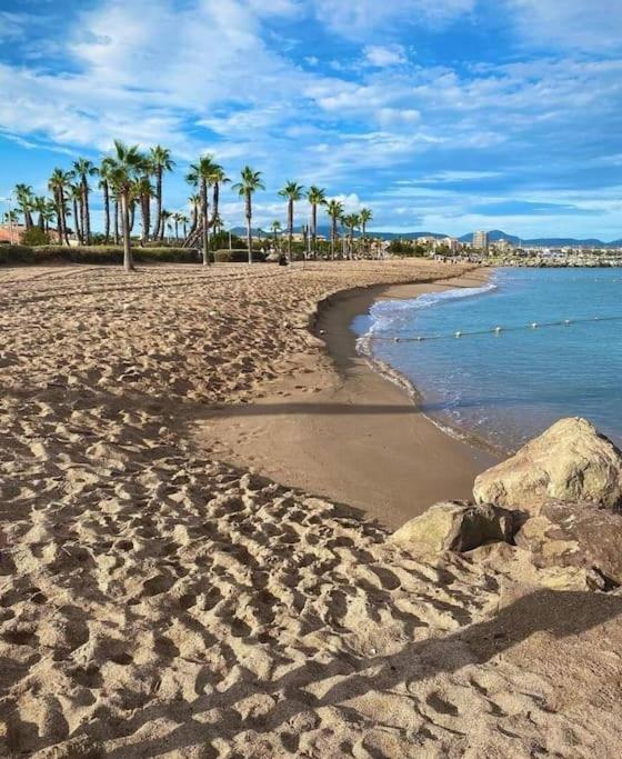 Jolis Voiliers De 6m Pour Expérience Insolite Sur Port Et Port Santa Lucia St Raphael Botel Fréjus