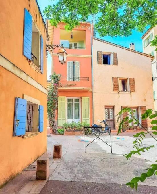 Botel Jolis Voiliers De 6m Pour Expérience Insolite Sur Port Et Port Santa Lucia St Raphael